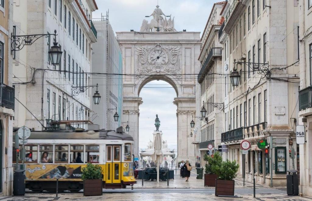 Luxury With Balcony In Downtown Lisbon