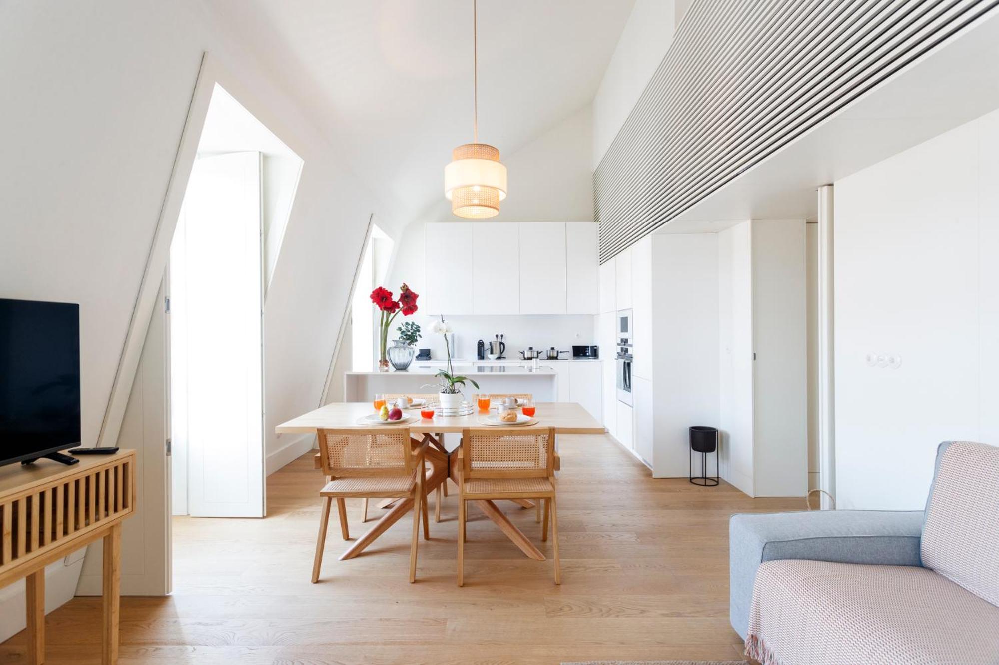 Luxury With Balcony In Downtown Apartment