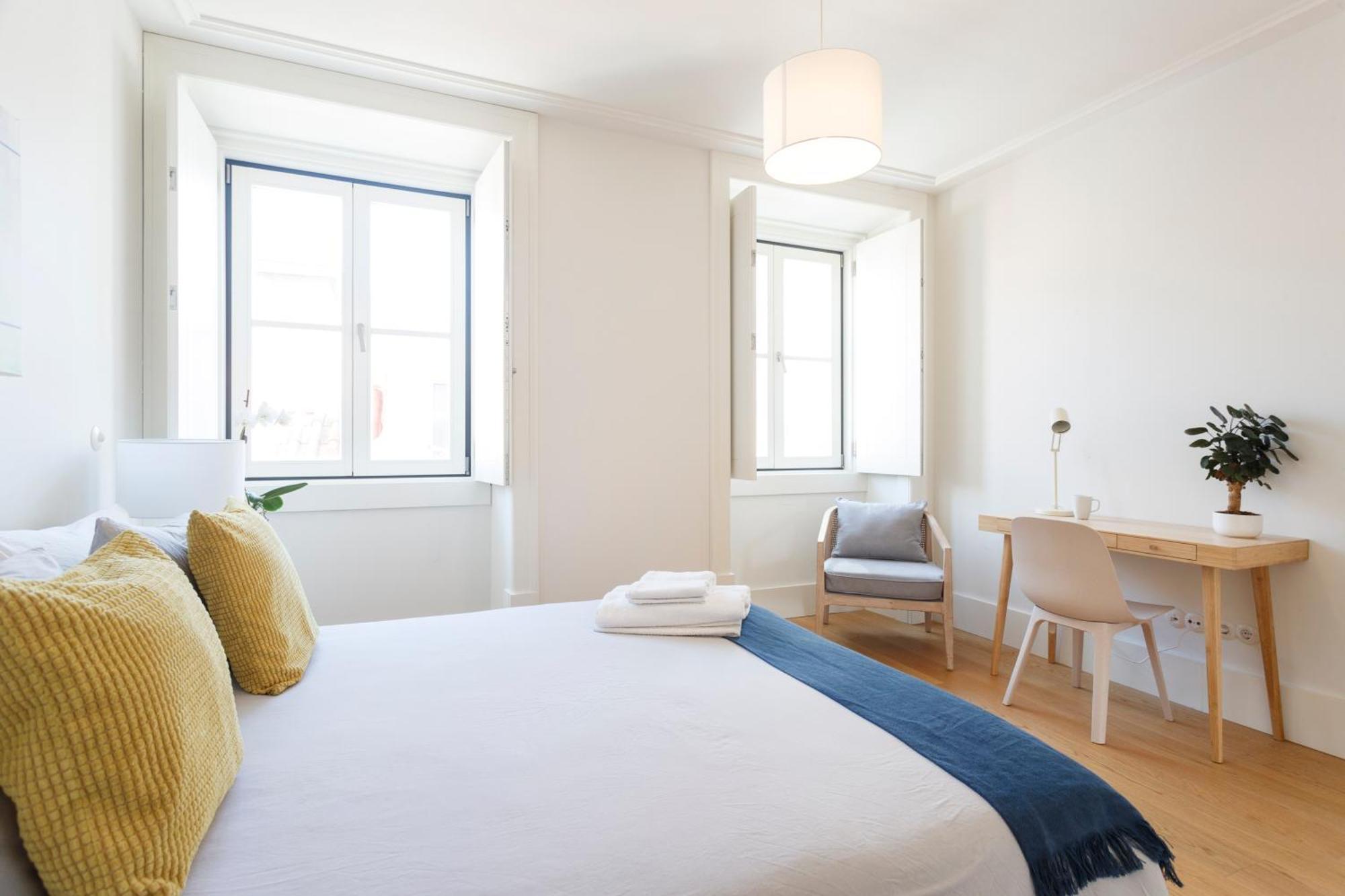 Luxury With Balcony In Downtown Lisbon