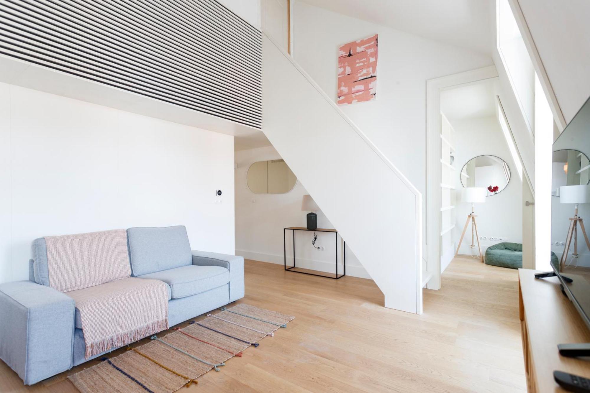 Apartment Luxury With Balcony In Downtown